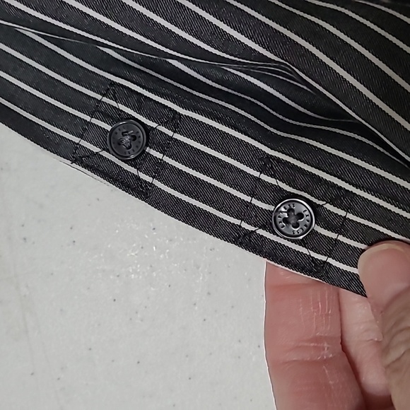 Express Black & White Striped V-neck Button-up Shirt size Medium - Picture 4 of 7